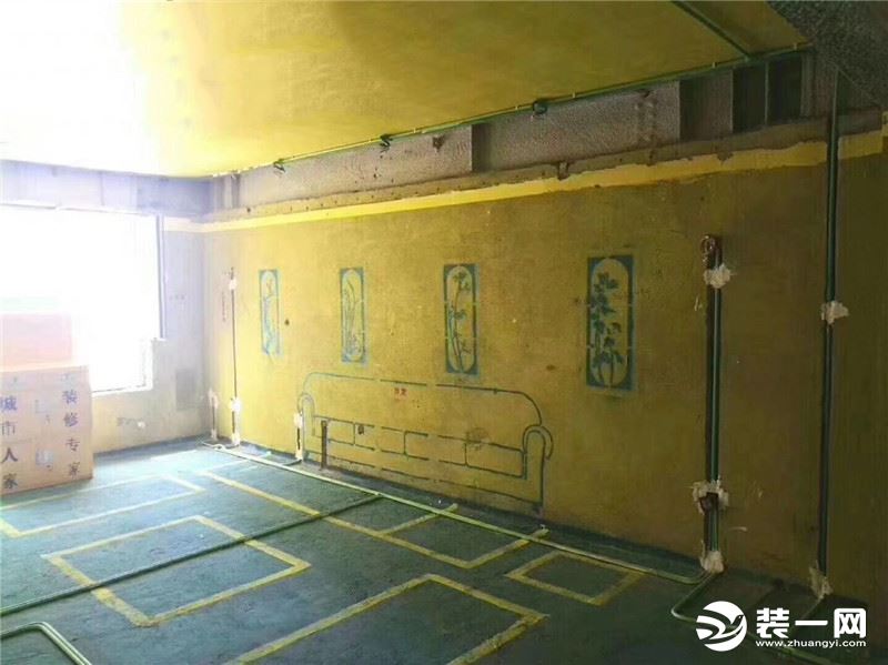 装修师傅现场作画     现在的工地为了方便施工都会在墙上进行1:1全景