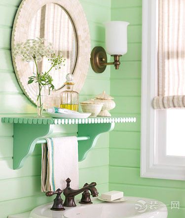 小户型浴室分寸必争的收纳技巧五：洗面盆上方墙面